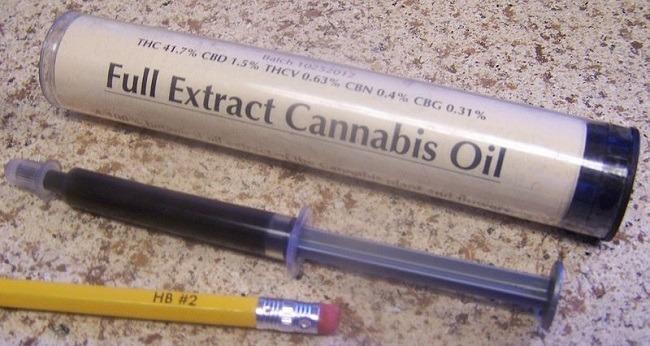 Cannabis oil extract 3.5 grams in oral syringe with package container. Image: Stephen Charles Thompson via Wikimedia Commons.
