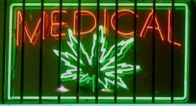 Medical marijuana neon sign at a dispensary on Ventura Boulevard in the San Fernando Valley, Los Angeles, California. Image: Laurie Avocado via Wikimedia Commons