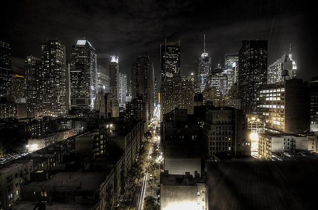 New York City night scene. Image: Paulo Barcellos Jr. via Wikimedia Commons