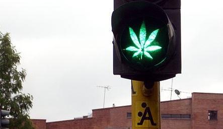 Street light vandalism in Bogotá, Colombia, 2007. Image: Alejandro Forero Cuervo via Wikimedia Commons