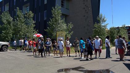 Hundreds of Colorado veterans waited in a long line in Denver for free cannabis products. Image: CBS